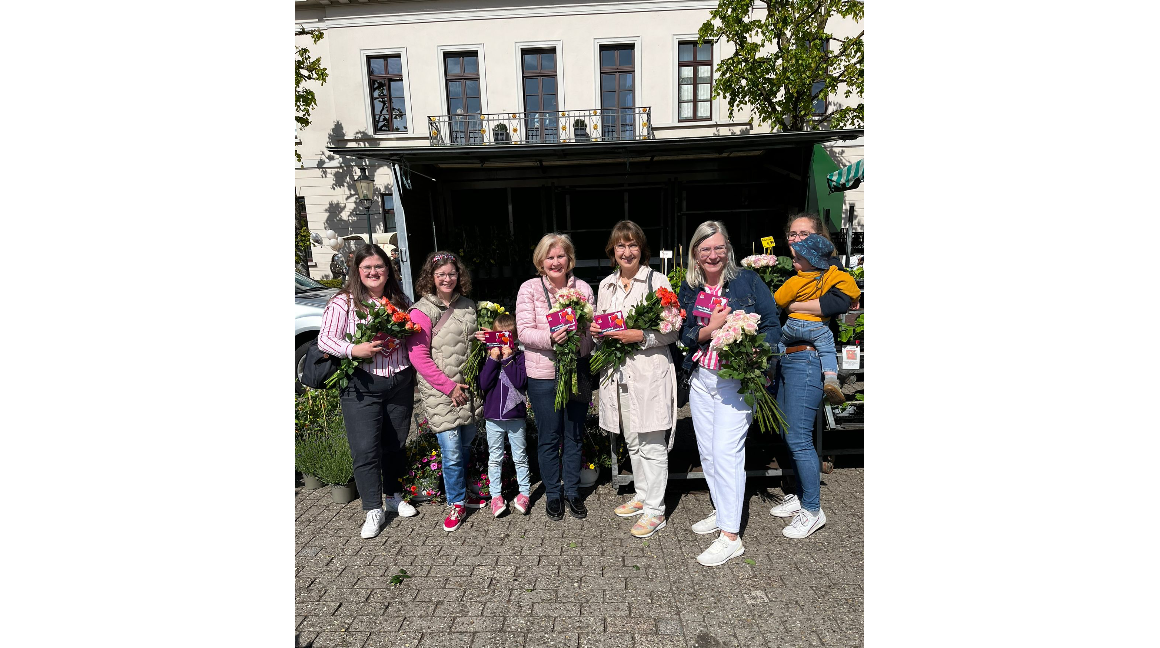 Rosen verteilen zum Muttertag